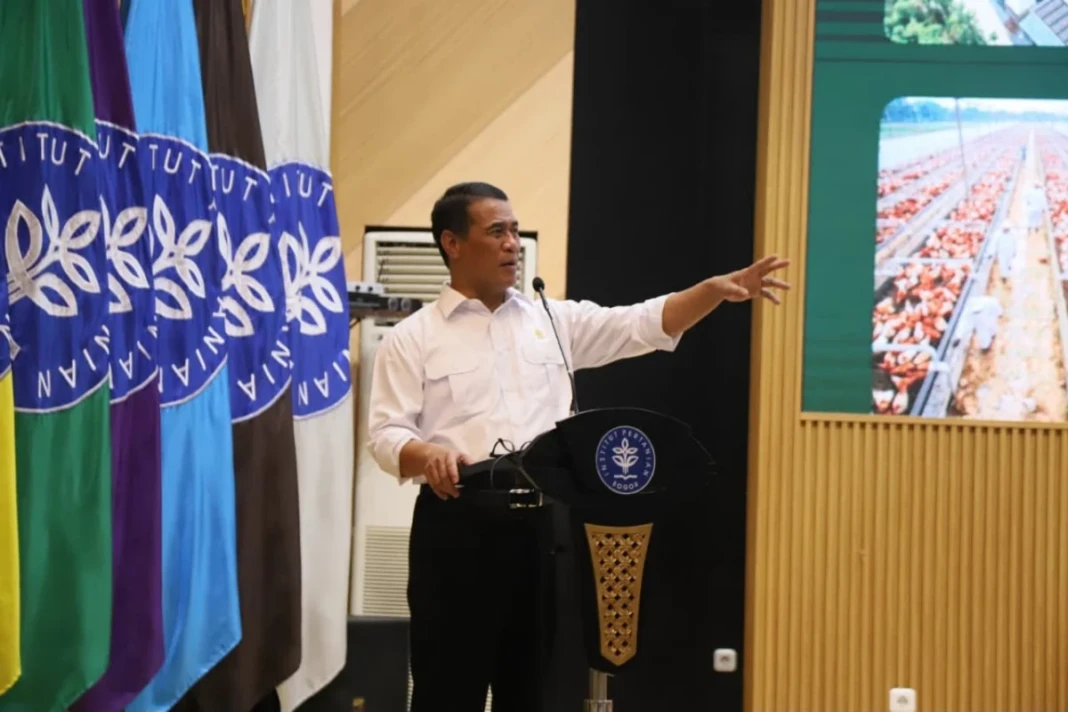 Mentan Amran saat memberikan kuliah umum kepada mahasiswa dan sivitas akademika Institut Pertanian Bogor (IPB) dalam kegiatan Ministerial and Top Executive Lecture Series yang merupakan bagian dari perayaan Dies Natalis ke-25 Fakultas Ekonomi dan Manajemen (FEM) IPB University di Auditorium Andi Hakim Nasution, Kampus IPB Dramaga, Bogor, Kamis (11/6/2026).