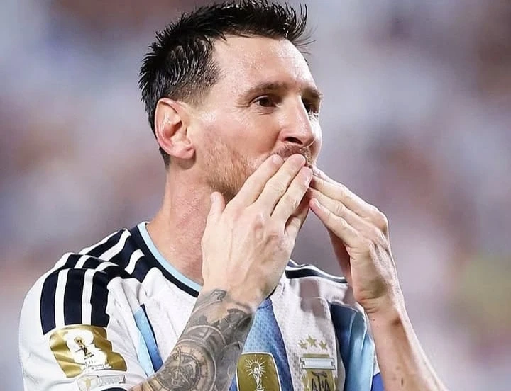 Lionel Messi mengungkap alasan emosional di balik tangisannya setelah mencetak gol saat Argentina mengalahkan Aljazair 3-0 di Piala Dunia 2026. Tangisan itu ternyata tidak terkait sepak bola.