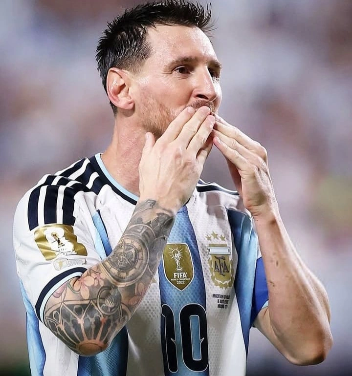 Lionel Messi mengungkap alasan emosional di balik tangisannya setelah mencetak gol saat Argentina mengalahkan Aljazair 3-0 di Piala Dunia 2026. Tangisan itu ternyata tidak terkait sepak bola.