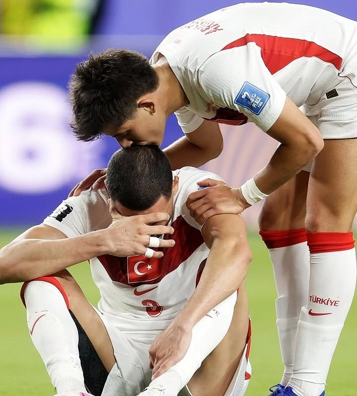 Pemain Turki menangis usai kalah 0-2 dari Paraguay dan tersingkir dari Piala Dunia 2026. Kekalahan tersebut mengakhiri perjalanan mereka di fase grup.