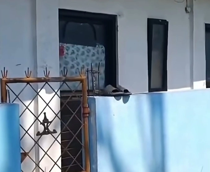 Seorang wanita diduga disekap dan dianiaya selama tiga bulan di sebuah kos di Cinunuk, Bandung. Penjaga kos yang menolong korban mengaku mendapat ancaman pembunuhan.