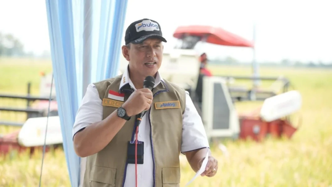 Bulog telah menyiapkan beras bantuan pangan untuk Oktober–Desember 2026, tetapi penyaluran masih menunggu daftar penerima dari Kemensos.