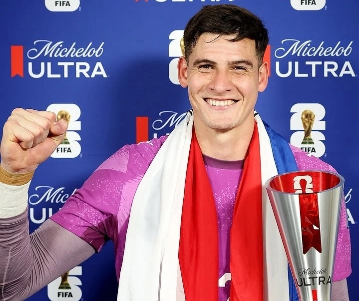 Orlando Gill berpose sambil mengangkat trofi usai membawa Paraguay menyingkirkan Jerman di Piala Dunia 2026