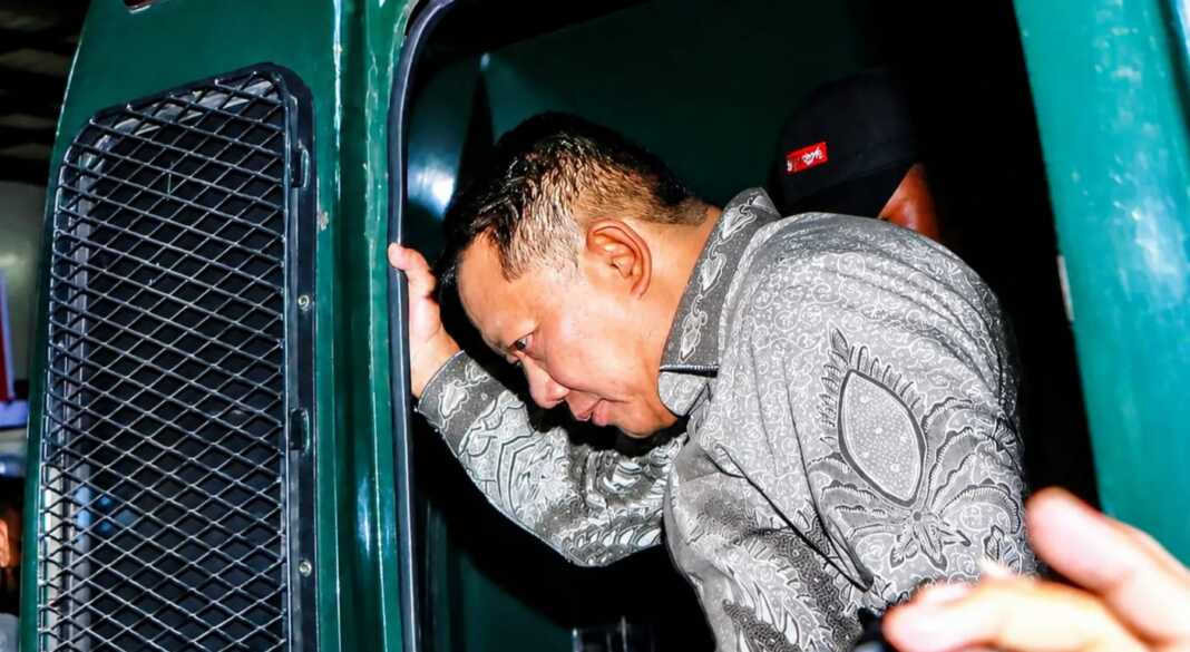 Febria Adriansyah naik ke mobil tahanan menuju Rutan KPK, Jumat (24/7/2026) malam.