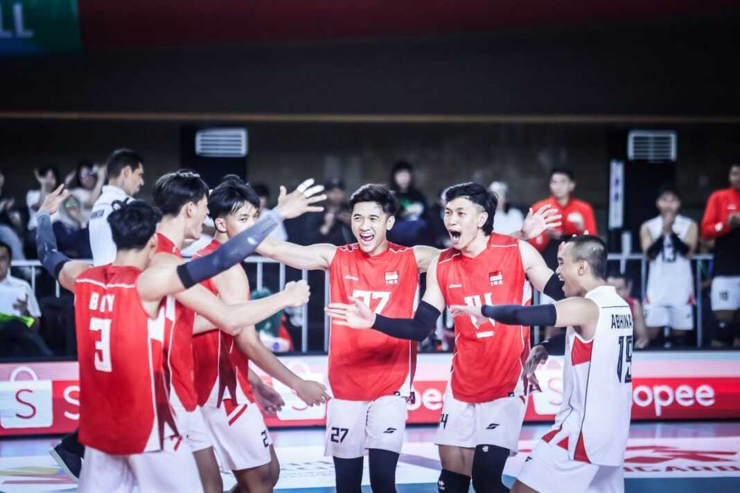 Pemain timnas voli putra Indonesia merayakan poin saat menghadapi Kamboja pada leg kedua SEA V Cup 2026.