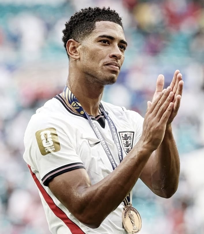 Jude Bellingham mengenakan medali sambil bertepuk tangan seusai laga dalam gambar yang dipakai untuk artikel rekor gol Inggris di Piala Dunia 2026.