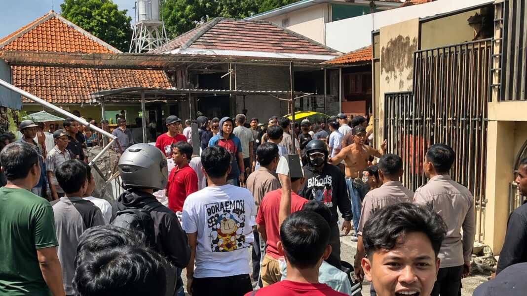 Suasana di Jalan Tambak I, Matraman Dalam pasca bentrokan. Sejumlah bangunan terlihat rusak dan terdapat bekas kebakaran.