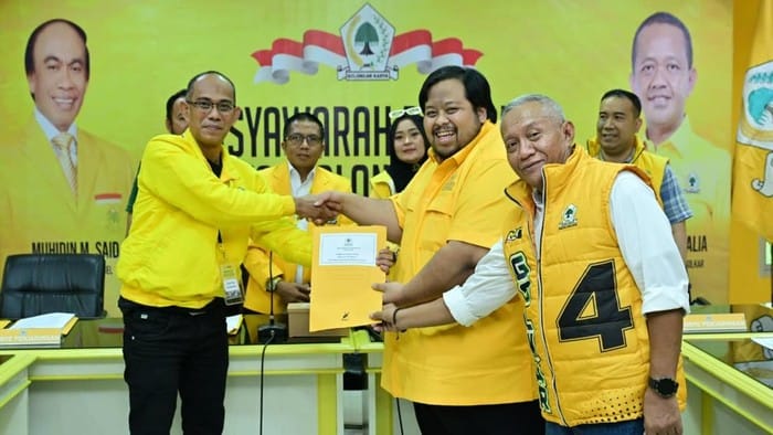 IAS mengambil formulir calon Ketua DPD I Golkar Sulsel melalui perwakilan keluarga di Kantor DPD I Golkar Sulsel, Makassar.