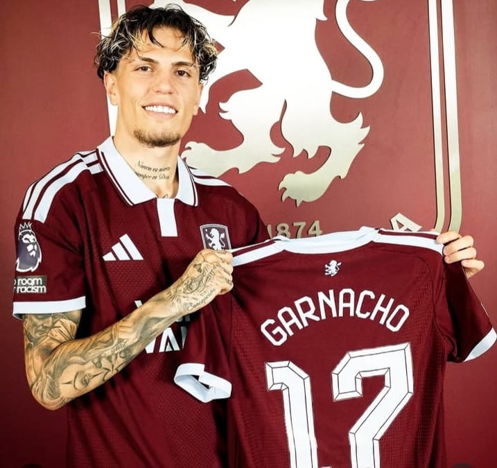 Foto Alejandro Garnacho memakai jersey Aston Villa sambil memegang kostum bernomor 12