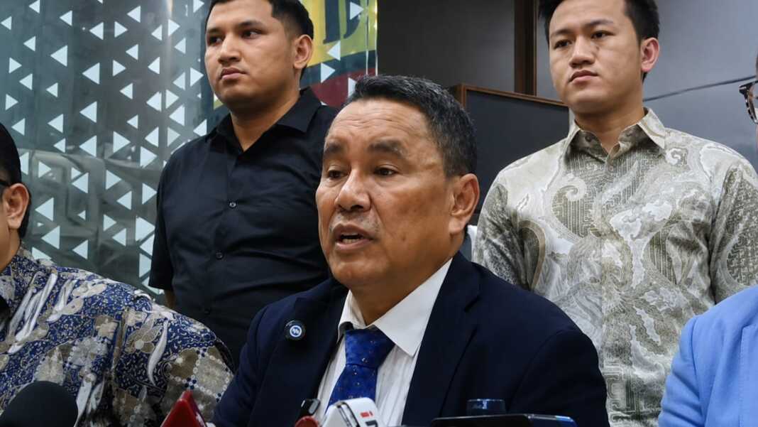 Hotman Paris Hutapea memberi keterangan kepada wartawan terkait pemeriksaan Febrie Adriansyah di Kejaksaan Agung.