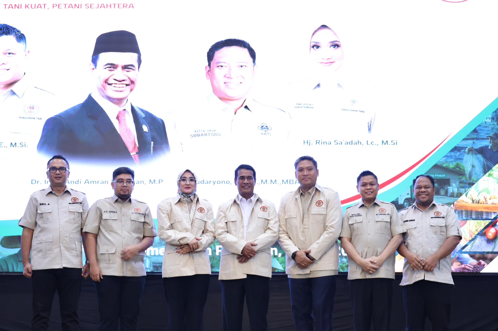 Mentan Amran berfoto bersama jajaran Pengusaha Tani Indonesia saat pelantikan dan Rakernas I PTI di Auditorium Kementerian Pertanian, Jakarta.