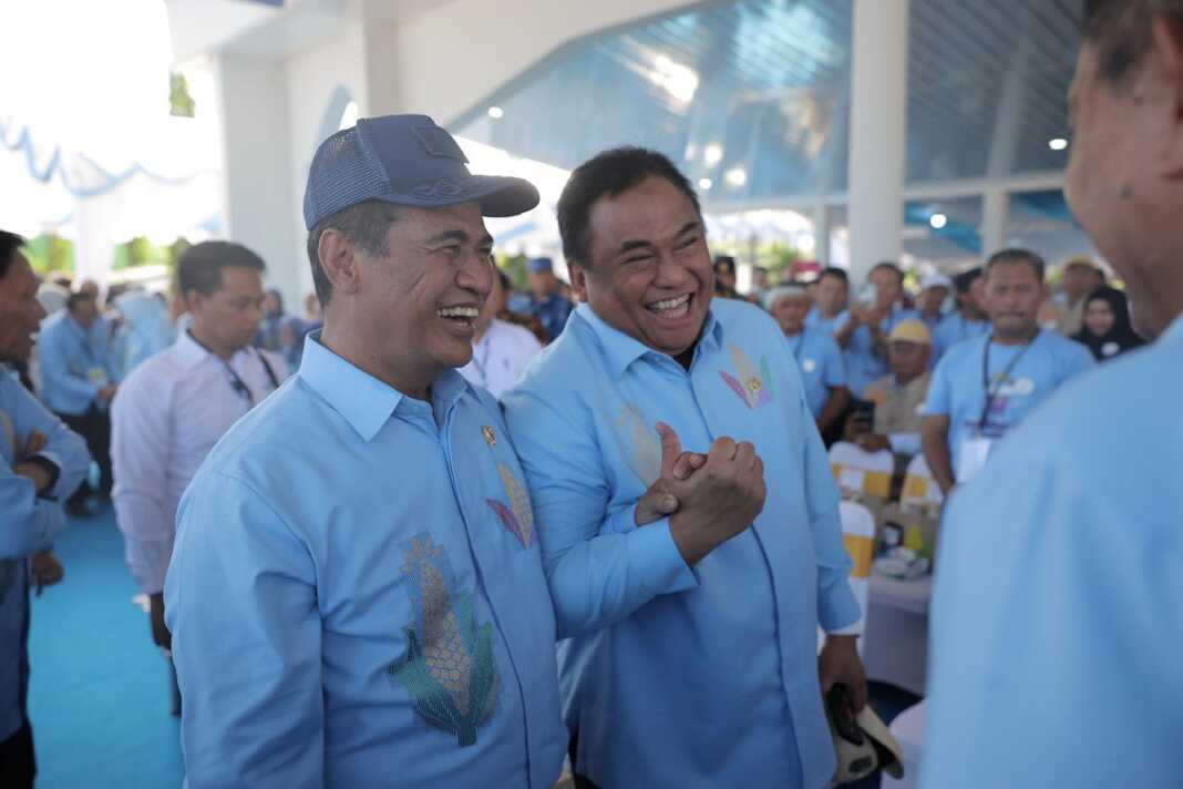 Andi Amran Sulaiman dan Rachmat Gobel tersenyum bersama dalam sebuah pertemuan di Gorontalo.