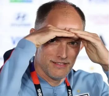Thomas Tuchel memberi gestur dengan kedua tangan di atas wajah saat konferensi pers jelang Inggris vs Argentina.