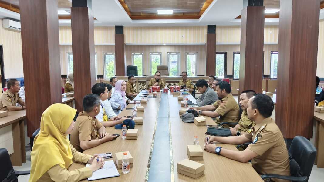Rapat koordinasi Pemkab Bone membahas persiapan MPLS Sekolah Rakyat Permanen di Kantor Bupati Bone.
