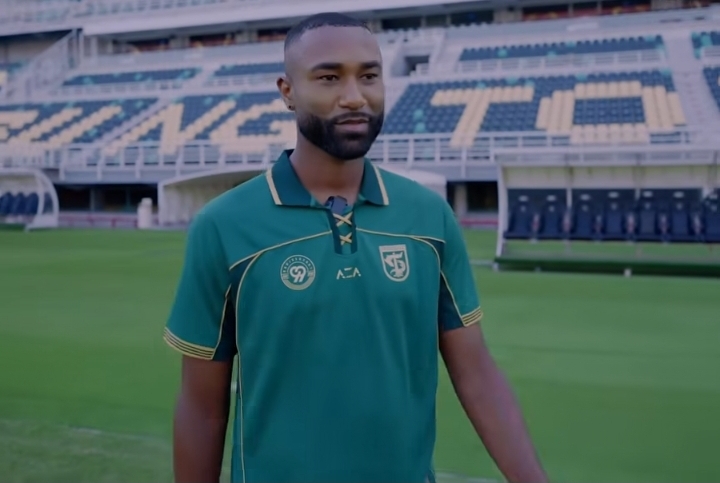 Yuran Fernandes dalam sesi perkenalan resmi Persebaya Surabaya di stadion setelah diumumkan sebagai rekrutan anyar.