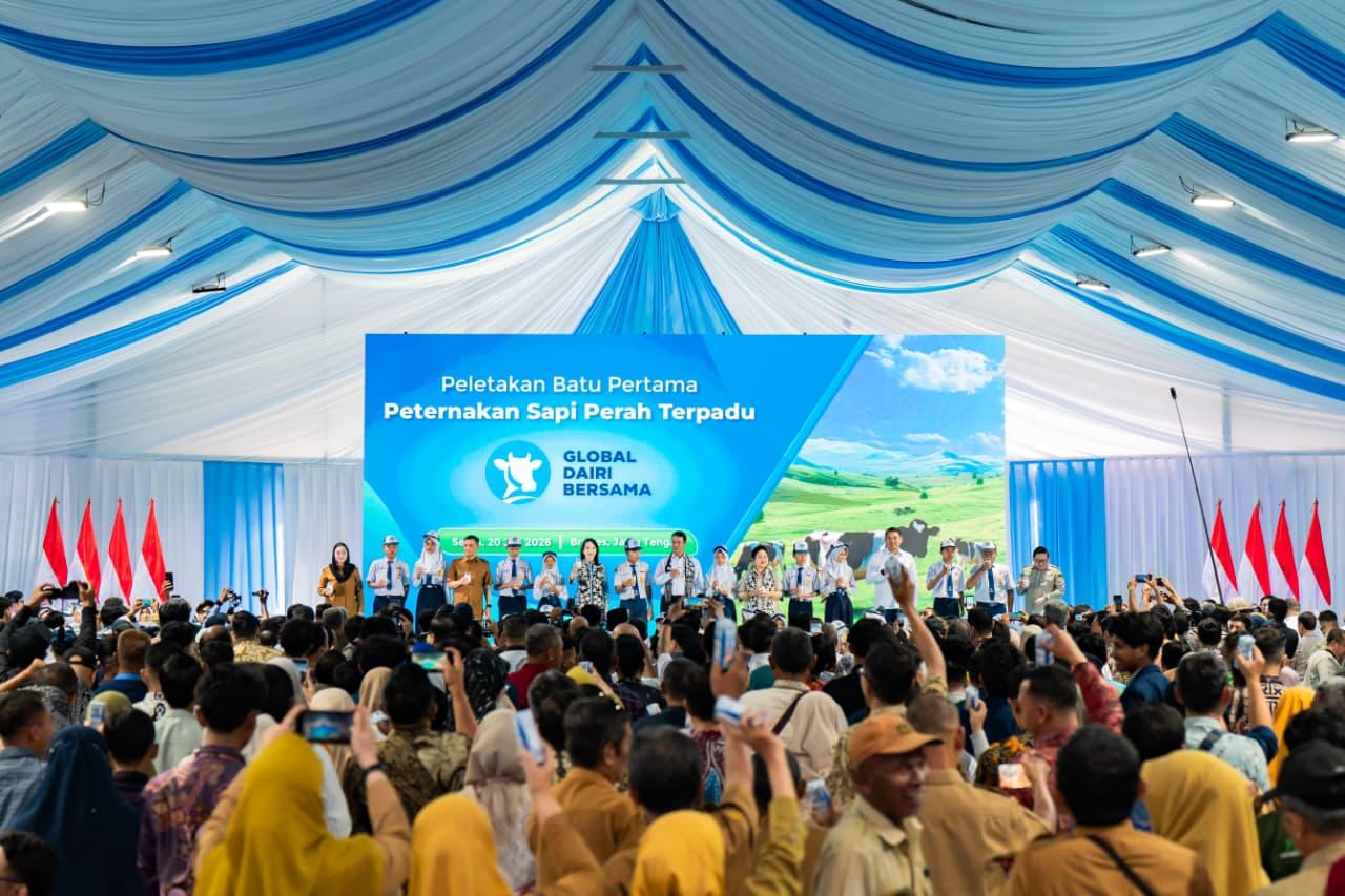 Suasana peletakan batu pertama pembangunan peternakan sapi perah terpadu PT Global Dairi Bersama di Brebes, Jawa Tengah.