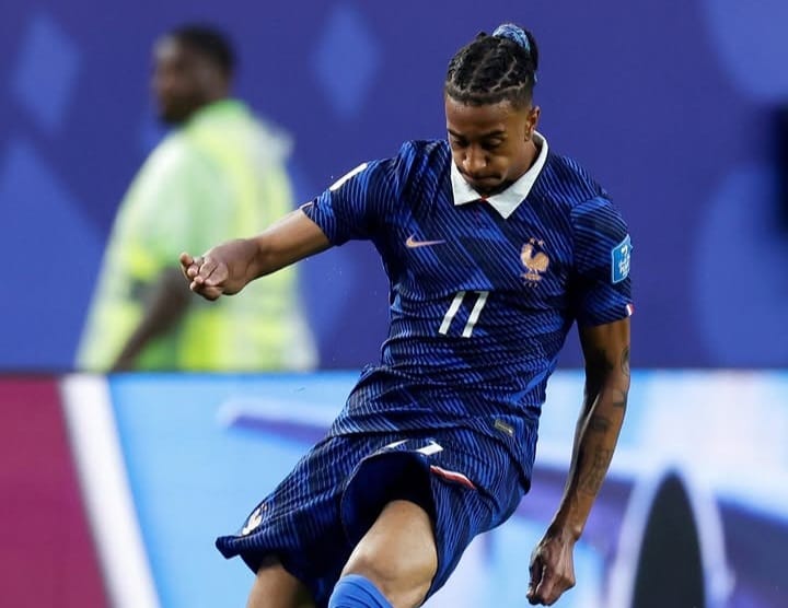 Michael Olise mengontrol bola saat membela Prancis pada Piala Dunia 2026.