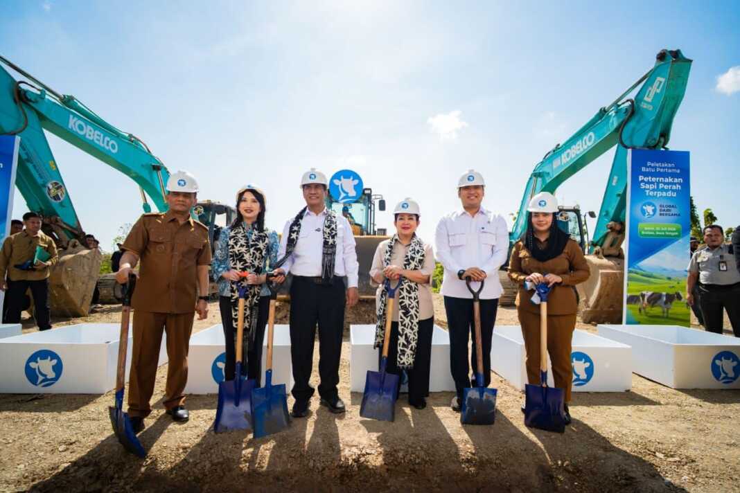 Menteri Pertanian Andi Amran Sulaiman bersama jajaran saat peletakan batu pertama pembangunan peternakan sapi perah terpadu PT Global Dairi Bersama di Brebes, Jawa Tengah.
