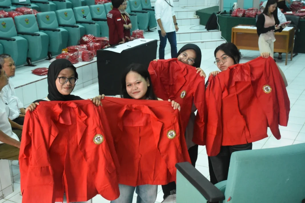 Mahasiswa baru Unhas menerima jas almamater gratis 2026