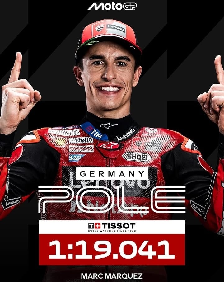Marc Marquez berpose usai merebut pole position MotoGP Jerman 2026 di Sachsenring pada Sabtu, 11 Juli 2026.