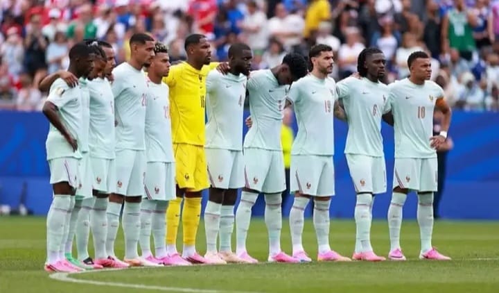 Para pemain Prancis berdiri mengheningkan cipta sebelum laga semifinal Piala Dunia 2026 melawan Spanyol untuk mengenang korban tragedi Nice.
