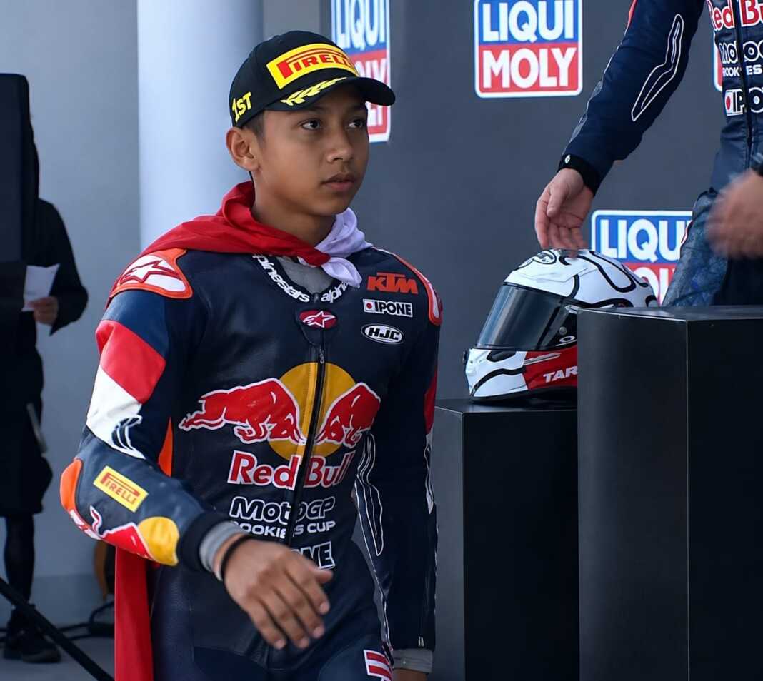 Kiandra Ramadhipa memakai topi juara usai memenangi Race 2 Red Bull MotoGP Rookies Cup Sachsenring 2026.