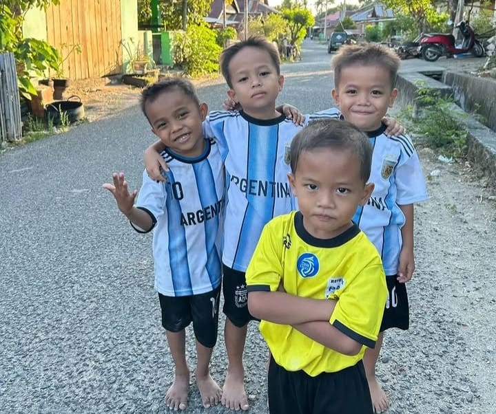 Empat bocah asal Majene berpose dengan jersey sepak bola dalam foto yang ikut memicu viralnya parodi Piala Dunia 2026 di media sosial.