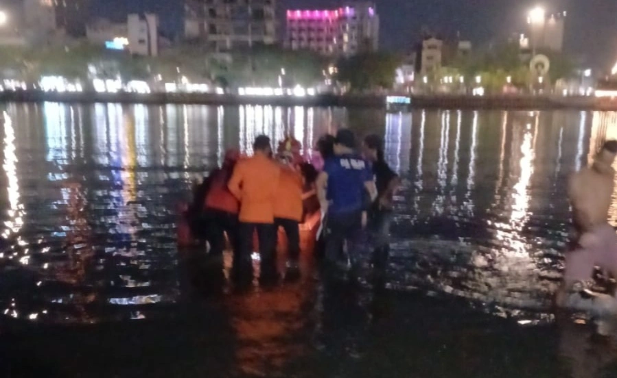 Tim gabungan mengevakuasi korban tenggelam di perairan depan Masjid 99 Kubah, Makassar