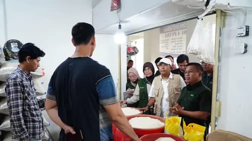 Aktivitas warga membeli beras di salah satu gerai ritel modern dalam konteks pasokan beras premium.
