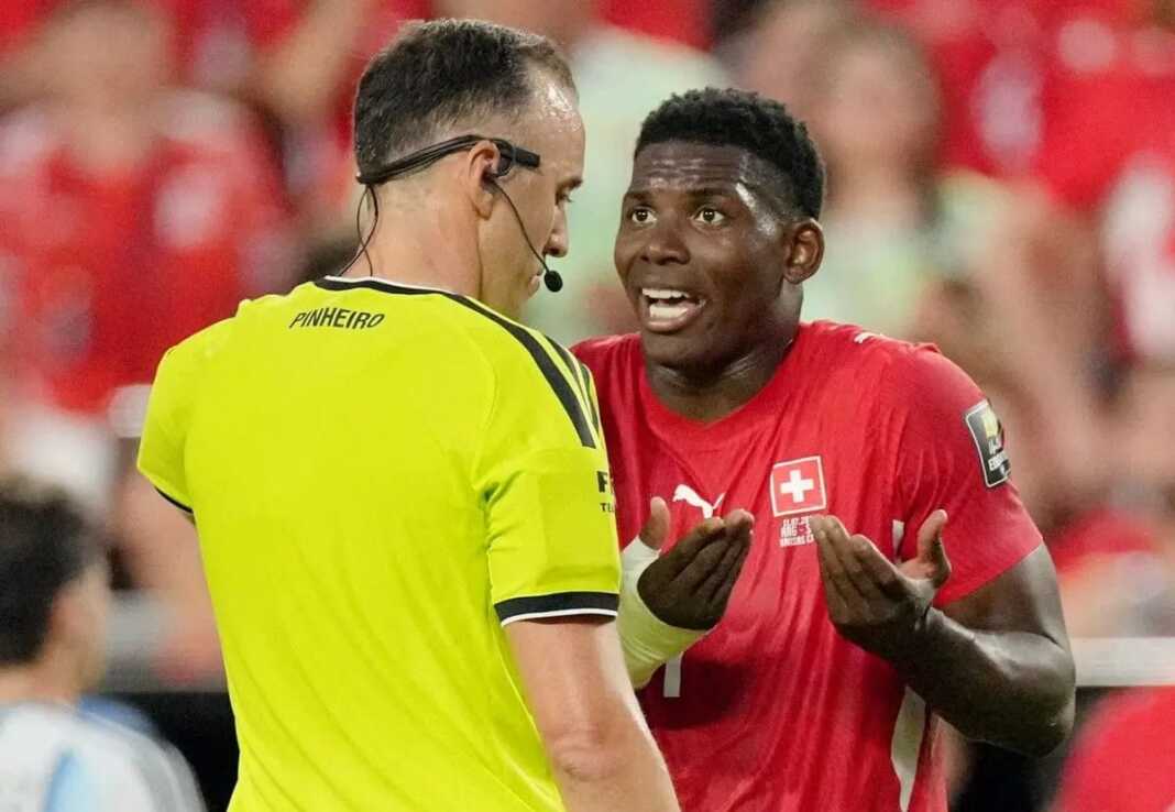 Breel Embolo memprotes wasit dalam laga Swiss vs Argentina.