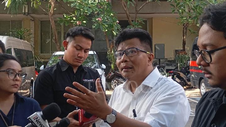 Handika Hanggowongso, kuasa hukum Don Ritto, memberi keterangan terkait uang dalam brankas Kafe de'Clan Signature.
