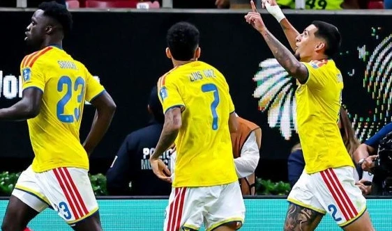 Pemain Kolombia berebut bola dengan Ghana pada babak pertama Piala Dunia 2026
