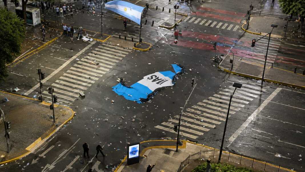 Suasana kawasan Obelisco di Buenos Aires yang dipenuhi puing dan bendera Argentina usai bentrokan suporter setelah final Piala Dunia 2026.