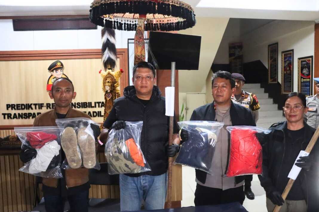 Polres Tabanan menetapkan 5 pria sebagai tersangka penganiayaan hingga tewas dengan barang bukti besi dan bambu disita di Tabanan, Bali