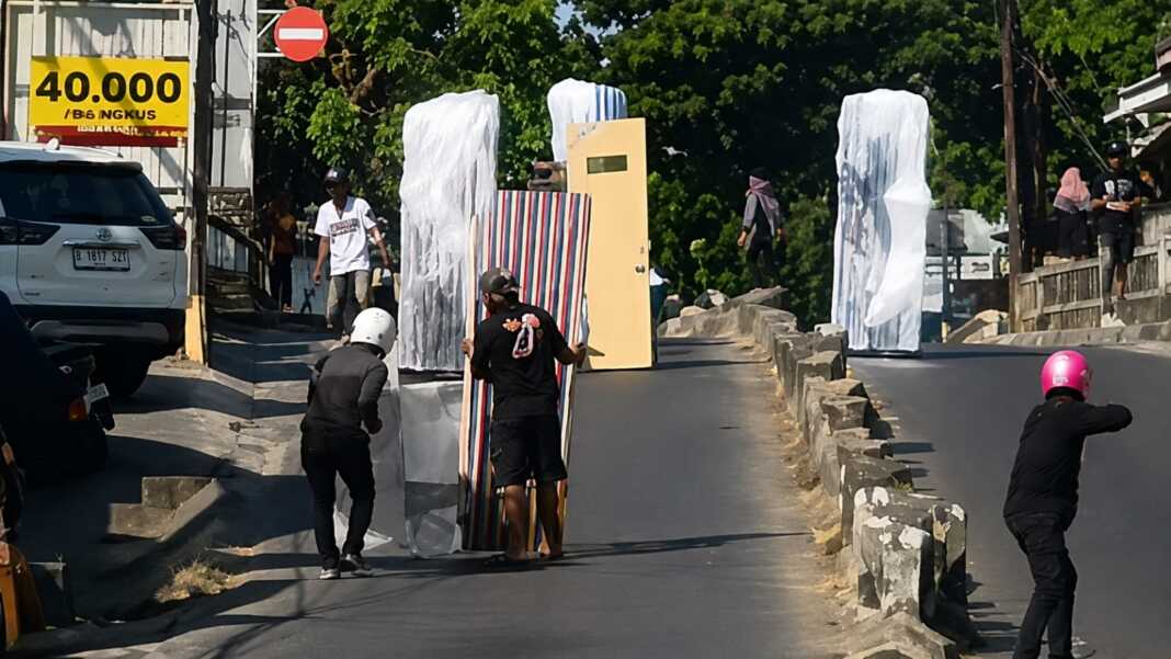 Situasi bentrokan dua kelompok di kawasan Jembatan Abdullah Daeng Sirua atau Abdesir, Makassar, yang sempat memblokir badan jalan.