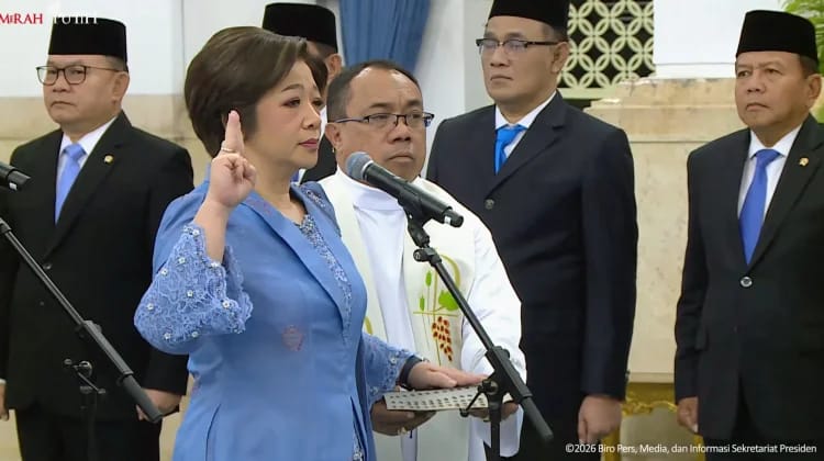 Wakil Kepala Badan Gizi Nasional (BGN) Agustina Arumsari mengucapkan sumpah saat dilantik Presiden Prabowo Subianto di Istana Kepresidenan, Jakarta, Senin, 8 Juni 2026. Dia ramai dibicarakan bakal mengisi posisi Kepala BGN menggantikan Nanik S Deyang.