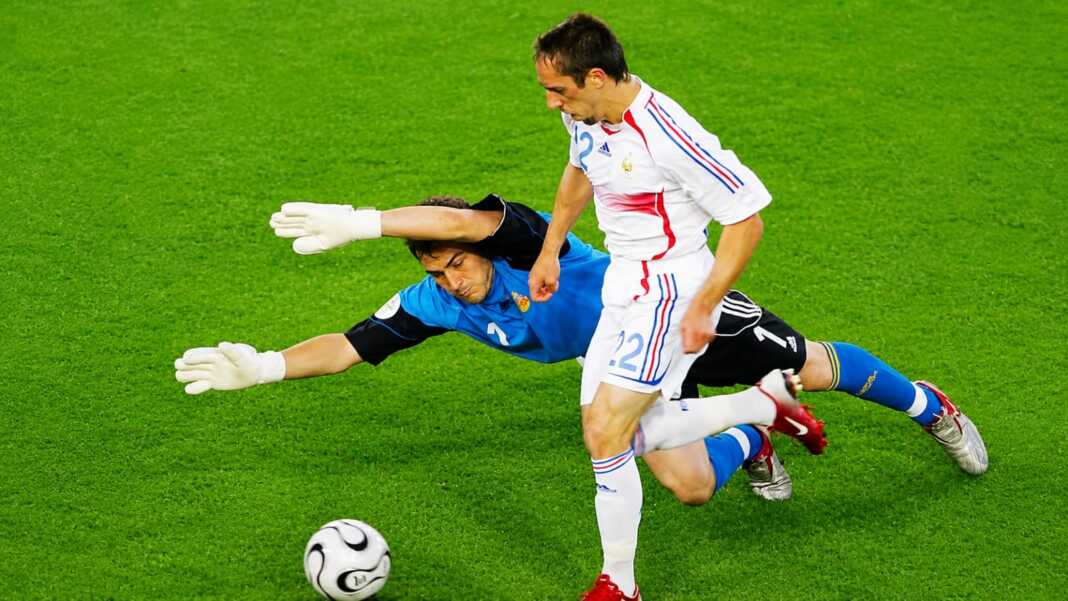 Frank Ribery mencetak gol ke gawang Spanyol pada babak 16 besar Piala Dunia 2006 saat Prancis menang 3-1.