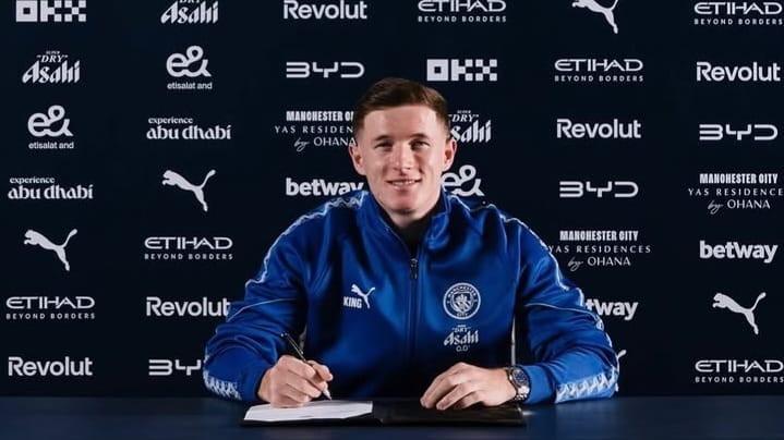 Foto Elliot Anderson saat sesi penandatanganan kontrak bersama Manchester City