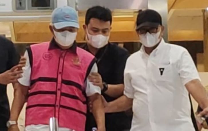 Nurman Herin saat digiring petugas setelah ditetapkan sebagai tersangka baru kasus TPPU yang menjerat Febrie Adriansyah.