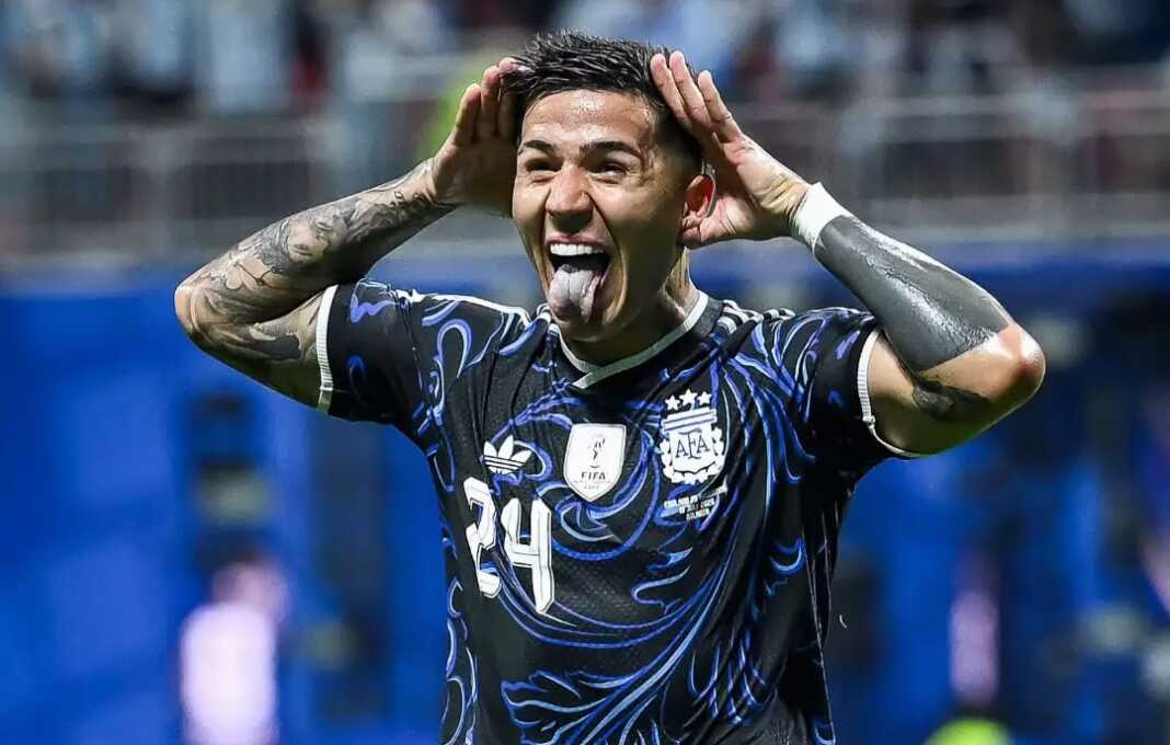 Enzo Fernandez merayakan gol penyeimbang Argentina ke gawang Inggris pada semifinal Piala Dunia 2026 di Atlanta.