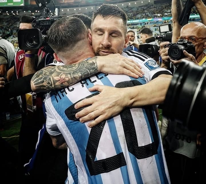 Lionel Messi memeluk rekan setim Argentina usai gol pembuka ke gawang Swiss pada perempat final Piala Dunia 2026.