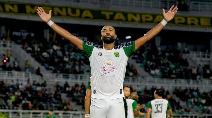 Yuran Fernandes merayakan gol kemenangan Persebaya Surabaya atas PSMS Medan pada laga Grup B Piala Presiden 2026 di Stadion Gelora Bung Tomo, Surabaya.