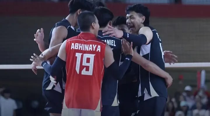 Pemain Vietnam merayakan kemenangan atas Timnas Voli Indonesia pada semifinal putaran kedua SEA V Cup 2026 di Jakarta International Velodrome.