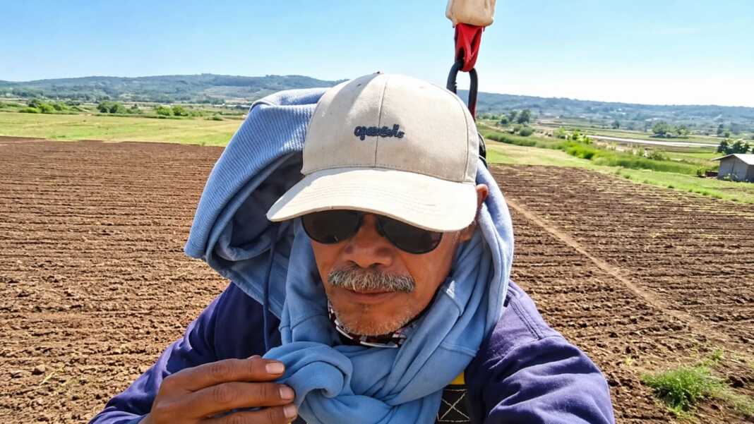 Petani dalam video viral naik drone di lahan pertanian Tuban