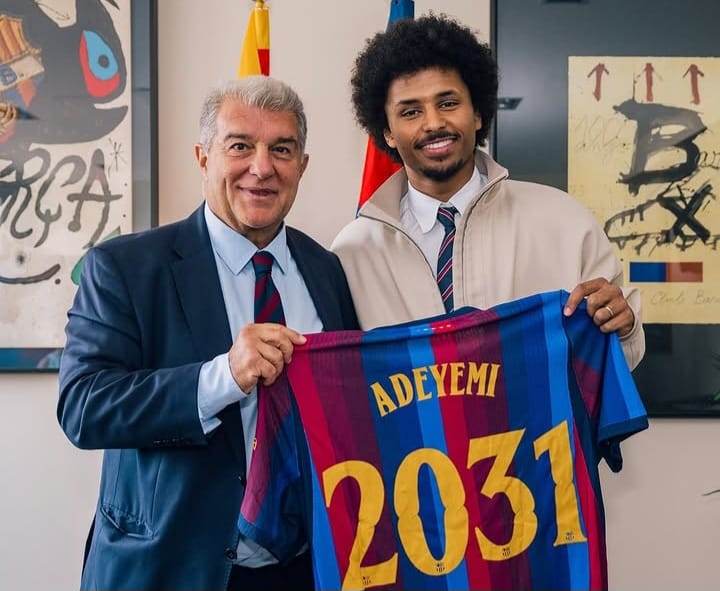 Foto Karim Adeyemi memegang jersey Barcelona 2031 bersama Joan Laporta