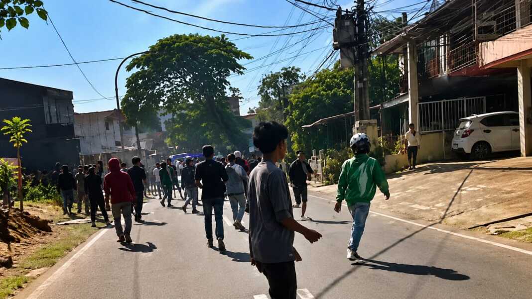 Warga Ujung Bori Berhadapan dengan Aparat saat Penertiban Lahan Manggala Ricuh, Batu dan Molotov Bikin Makassar Tegang