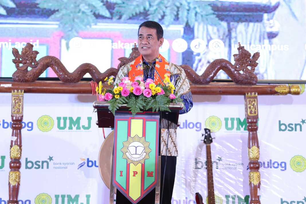 Menteri Pertanian Andi Amran Sulaiman memberikan motivasi di podium saat menghadiri Milad ke-65 IPM dan Rakernas IPM di Universitas Muhammadiyah Jakarta.