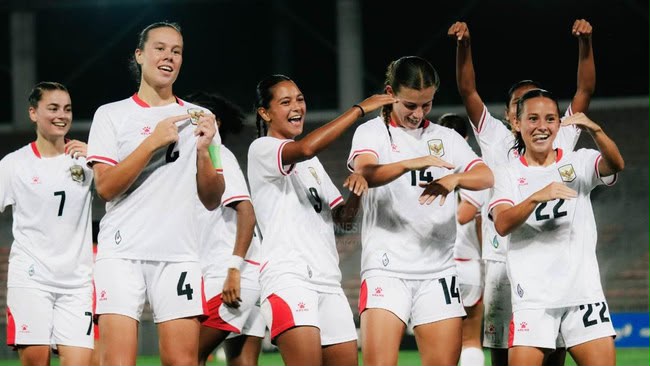 Timnas Putri Indonesia merayakan gelar Piala AFF Wanita 2026 usai mengalahkan Laos 5-0 di final.