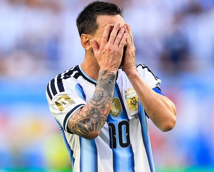Ekspresi Lionel Messi menutup wajahnya setelah gagal mengeksekusi penalti saat Argentina tertinggal dari Mesir di babak 16 besar Piala Dunia 2026.