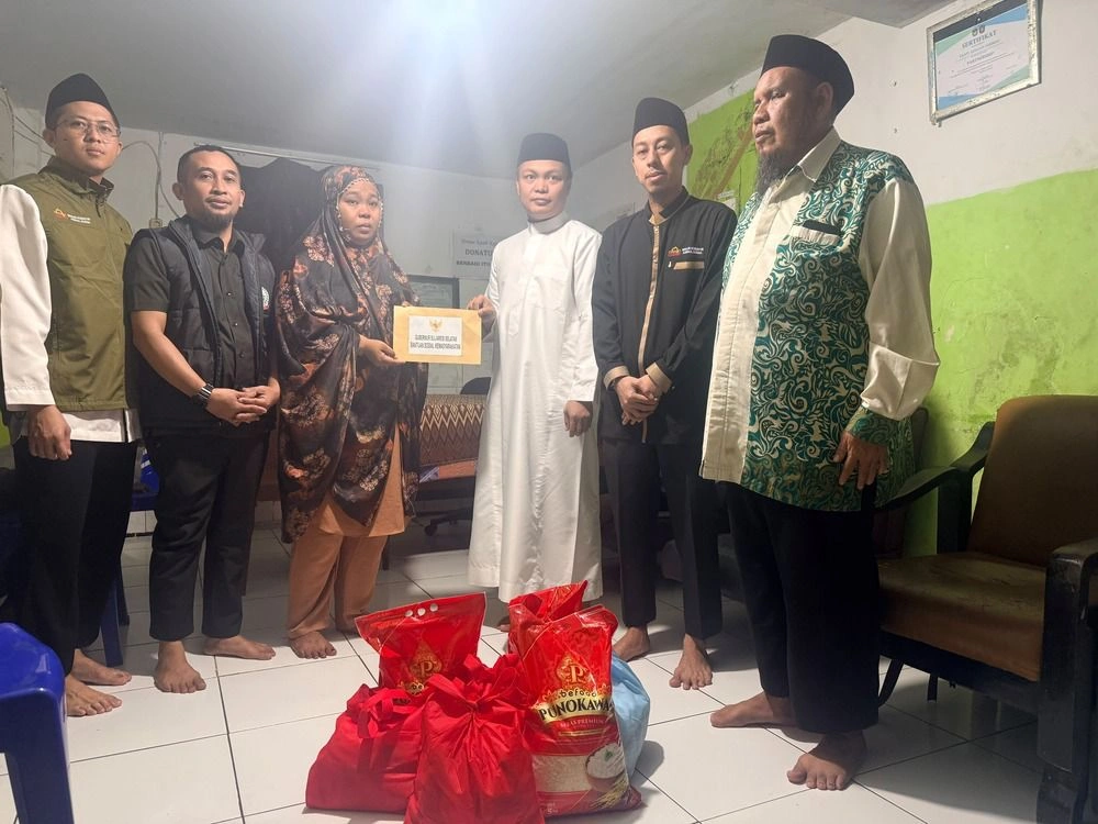 Penyerahan bantuan Pemprov Sulsel kepada keluarga bocah korban tenggelam di Pantai Masjid 99 Kubah Makassar